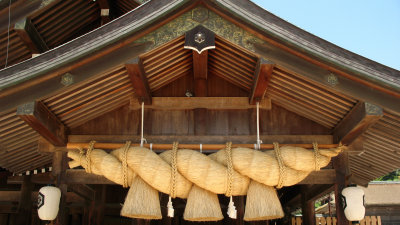 Shimenawa (straw rope) and roofline
