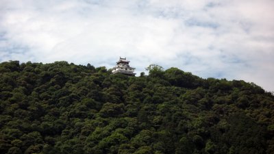 Iwakuni-jō high up on the hill