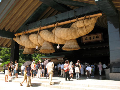 Shimenawa at the Kagura-den