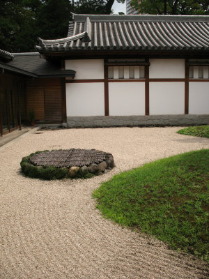 Raked gravel garden in Kokura-jō-teien
