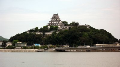 Karatsu-jō across the Matsuura-gawa
