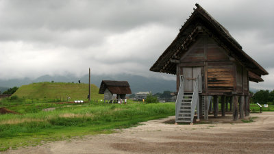 Storage hut and Kita-funkyubo beyond