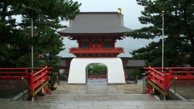 Main gate of Akama-jingū