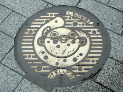 Fugu on a manhole