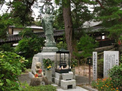 Kannon statue at Rurikō-ji