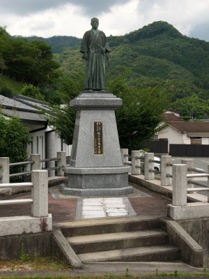 Kendō instructor statue outside Rurikō-ji
