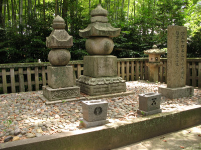Gravestones of Mōri Terumoto and his wife