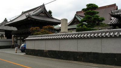 San-mon gate and walls outside Kōtoku-ji
