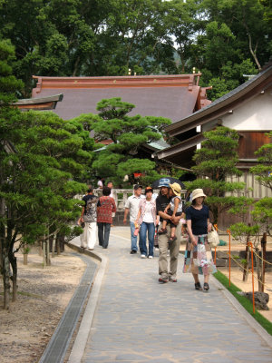 Visitors on the path to Shōin-jinja