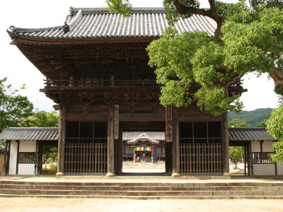 Niō-mon leading into Suo Kokubun-ji