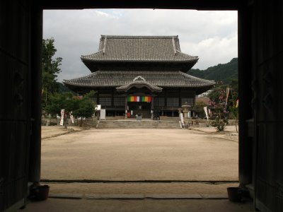 Main hall of Suo Kokubun-ji from the Niō-mon