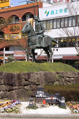 Statue of Ii Naomasa and mini Hikone-jō replica