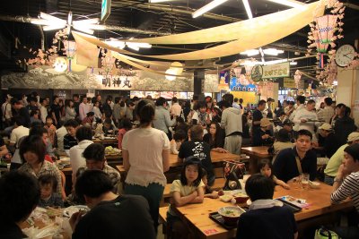 Lunch crowds in the Hirome Ichiba market hall