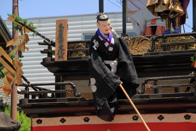 Swinging doll on the Jingū-kogo-sha float