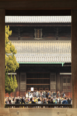 Crowds gathered outside the Hon-dō