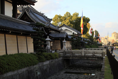Moat outside Nishi Hongan-ji