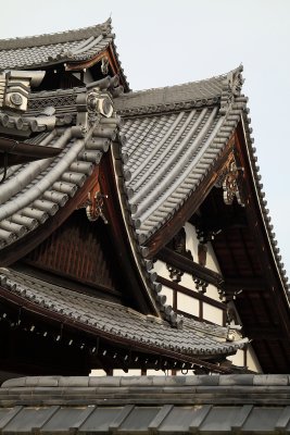 Roof detail above the entrance to Tenryū-ji