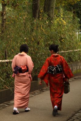 Girls in kimono outside Tenryū-ji