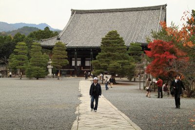 Path leading to the main hall of Seiryō-ji