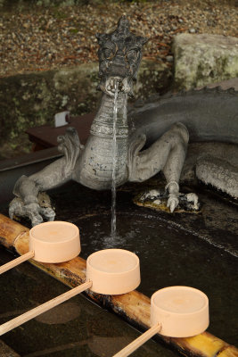 Ablution font near Hōryū-ji's Chū-mon