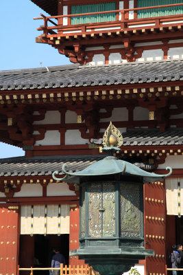 Copper lantern and Kon-dō
