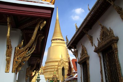 Entering the grounds of Wat Phra Kaew