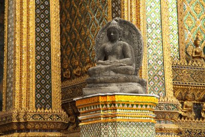 Buddha image beside Prasat Phra Dhepbidorn
