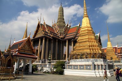 Prasat Phra Dhepbidorn and adjacent stupas