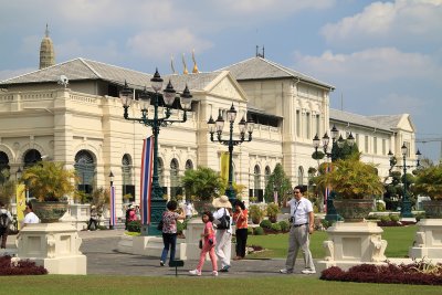 Park and Amornvithi Rd. in the Grand Palace grounds