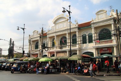 Row of tk-tks on Th Na Phra Lan