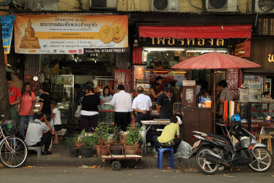 Outer stalls of the Amulet Market on Th Maharat