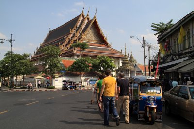 Tourists headed for Wat Pho