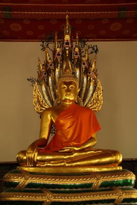 Buddha image in a Wat Pho sanctuary