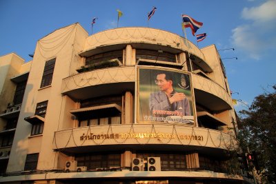 Photo of the king facing Th Ratchadamnoen Klang
