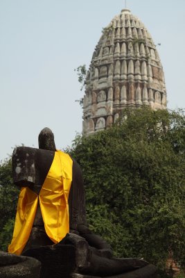 Headless Buddha and prang at Wat Ratburana