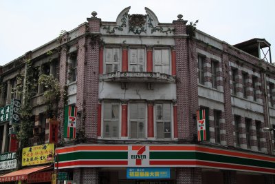 Datong facade and omnipresent 7-11