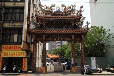 Traditional arch leading to Cisheng Temple