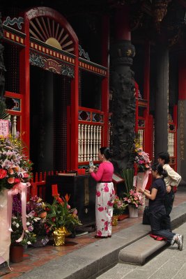 Worshippers at the Rear Hall, Longshan Temple