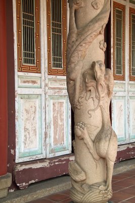 Opposing dragon pillar