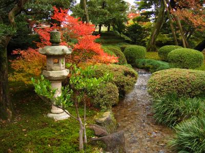 Stone lantern beside a brook, Kenroku-en