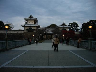 Kanazawa-jō's Ishikawa-mon at dusk