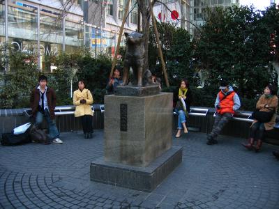 Waiting by the Hachikō statue