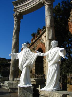 Mimes below a faux Roman ruin