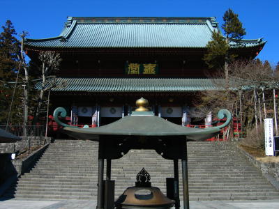 Rinnō-ji and incense urn