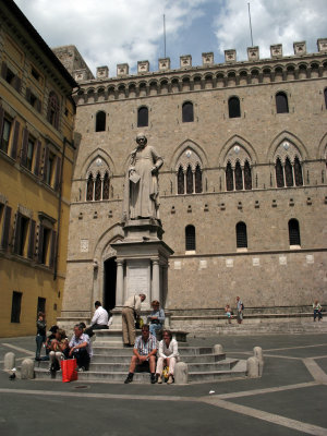 Piazza Salimbeni and palace