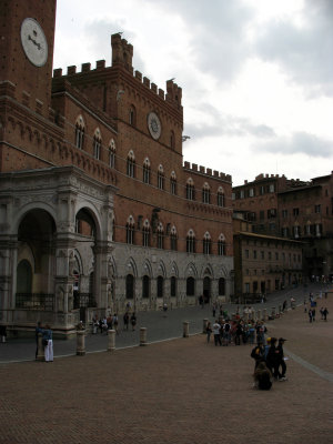 Face of the Palazzo Pubblico under overcast skies