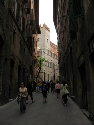 Road leading to the Palazzo Chigi-Saracini