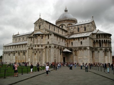 Approach to the Duomo from Via Santa Maria