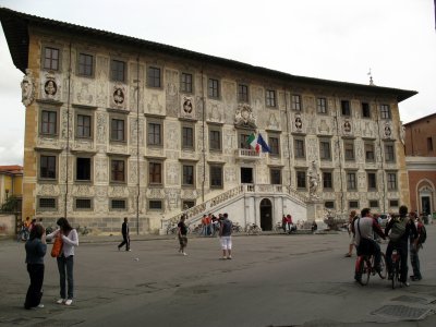 Students out front of the Palazzo della Carovana