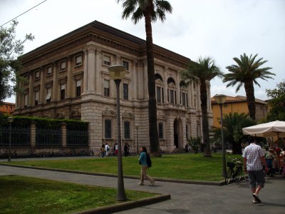 Piazza Dante in the university quarter